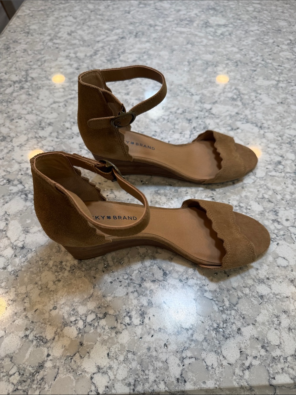 Lucky Brand Tan Suede Scalloped Ankle-Strap Wedge Sandals size 9.5